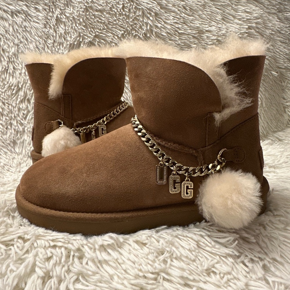 UGG Women's chestnut Classic UGG Charm mini Boots